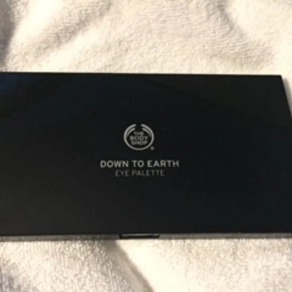 The Body Shop Down to Earth 8-color Eye Shadow Palette - Picture 3 of 5